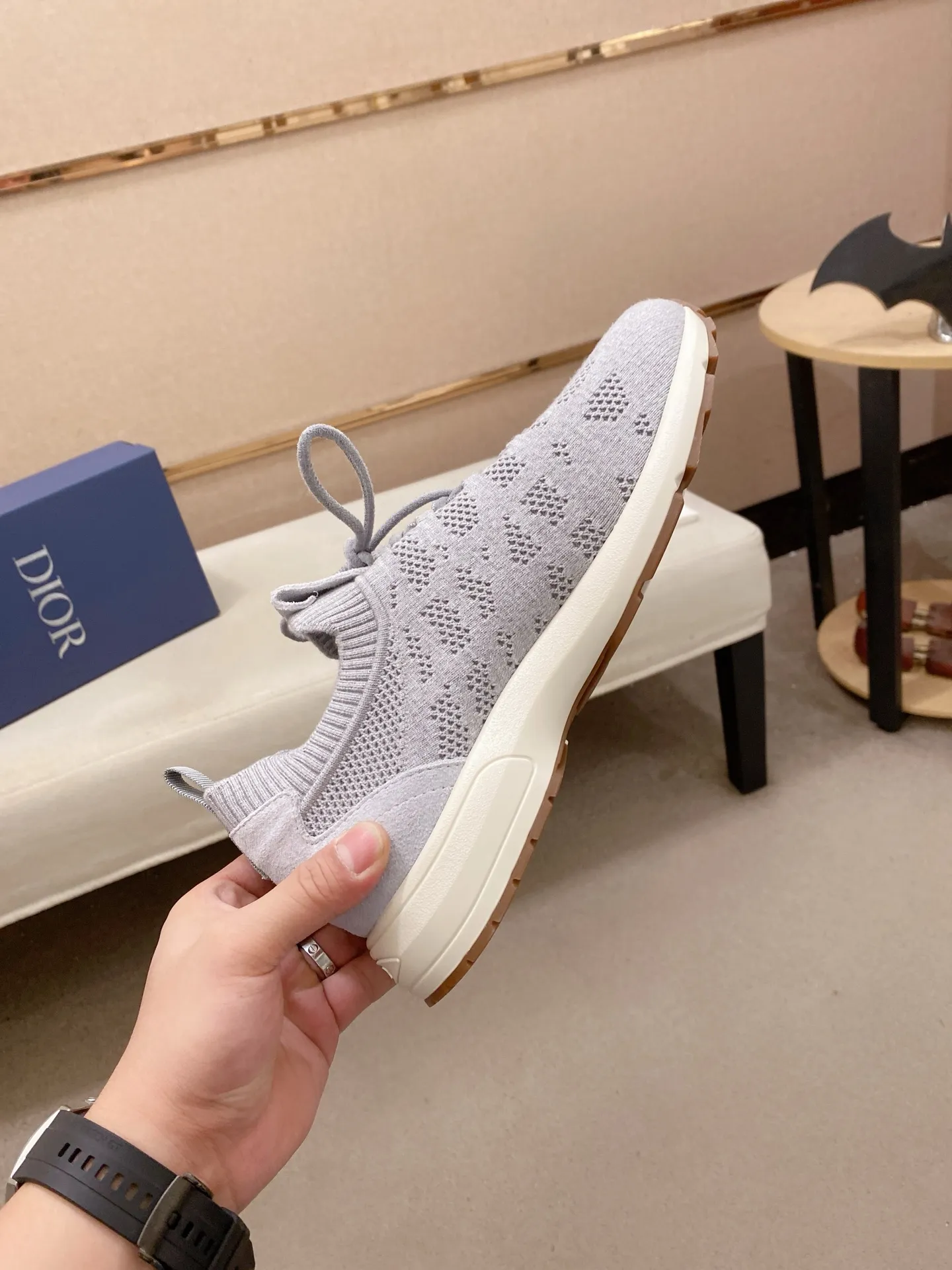 Factory price: 420💰Dior's latest men's fashion sneakers. This item draws inspiration from retro jogging shoes. Featuring a thick, low-top design, it features a mesh fabric upper and an ultra-light rubber foam sole. The side is decorated with an embossed "Di~r" logo. Code number: 39-44 (order 38, 45, 46)